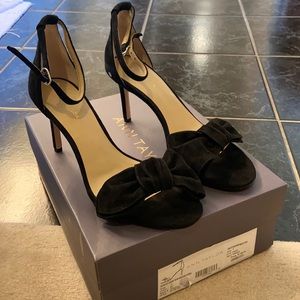 Ann Taylor suede bow heels. NIB. exc condition